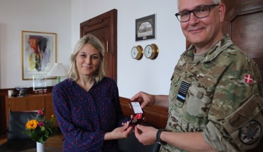 Forsvarsministeren og forsvarschefen med den nye medalje. Foto: Forsvarsministeriet.